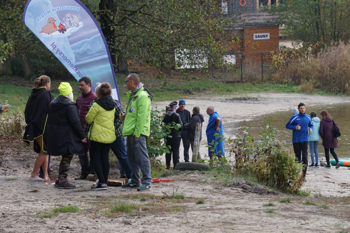 Zimna kąpiel morsów w podbydgoskich Pieckach! Tak wyglądało rozpoczęcie sezonu [ZDJĘCIA]
