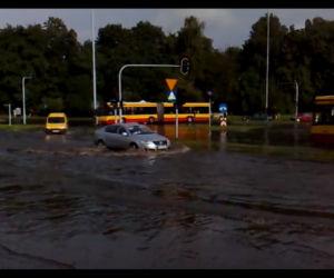 Nawałnica w ŁODZI: 30 zerwanych dachów, podtopione piwnice i garaże – efekty 20 minut burzy WIDEO