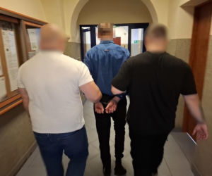 Horror pod Lęborkiem! Groził byłej żonie spaleniem, potem dźgnął jej partnera ostrym narzędziem