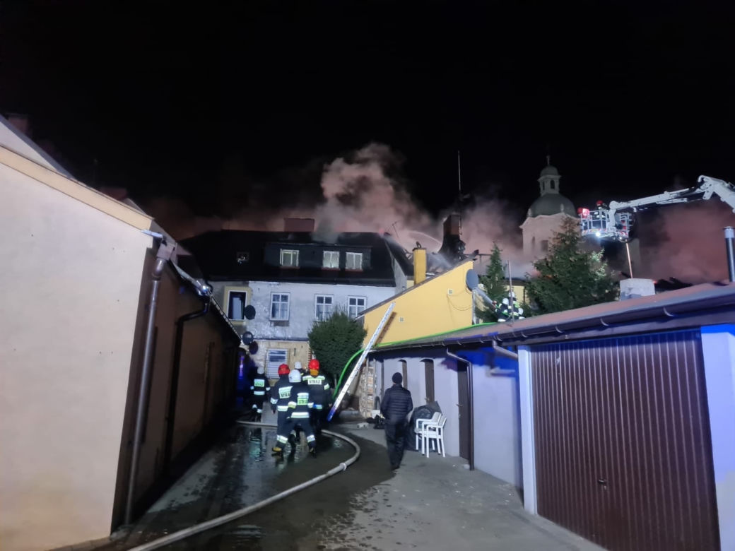 OGROMNY pożar w Ozorkowie. W kamienicy ZAWALIŁ SIĘ DACH