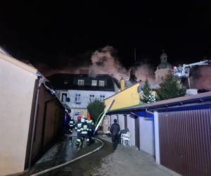 OGROMNY pożar w Ozorkowie. W kamienicy ZAWALIŁ SIĘ DACH