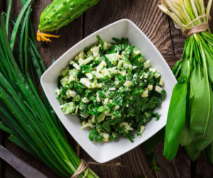 Czosnek niedźwiedzi i jajka to duet idealny. Ta sałatka robi furorę każdej wiosny