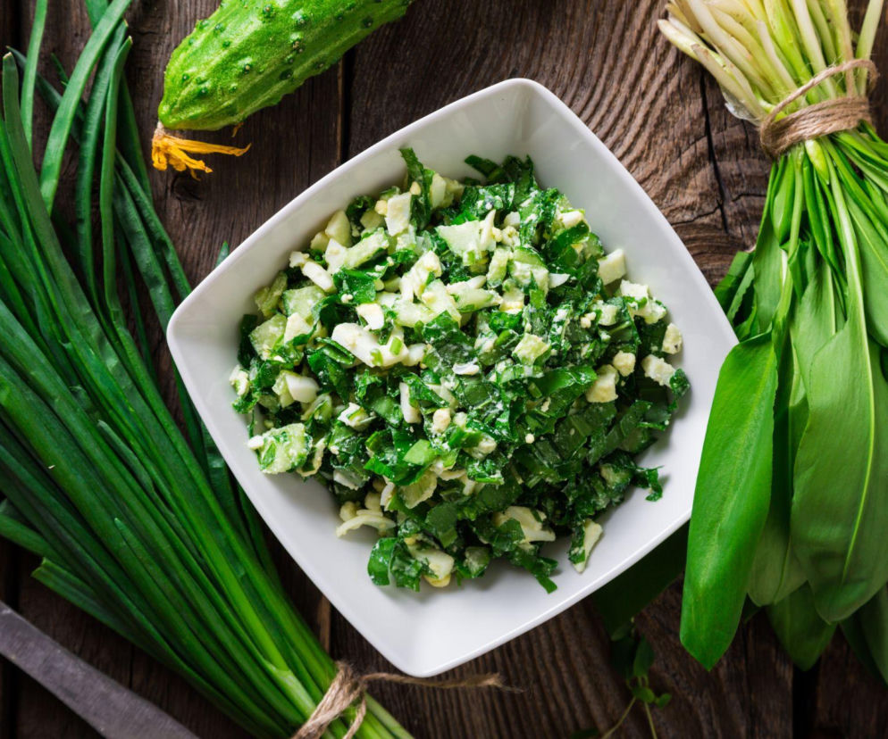 Czosnek niedźwiedzi i jajka to duet idealny. Ta sałatka robi furorę każdej wiosny