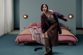 Kampania Zalando Jesień/Zima 2026 „Inner Voices” z Lily Collins zamienia modowe dylematy w filmową komedię