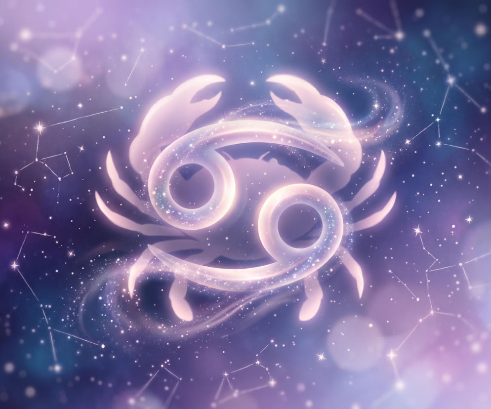 Świecący symbol zodiakalnego Raka na tle gwieździstego nieba. O horoskopie dla Raka przeczytasz na Eska.