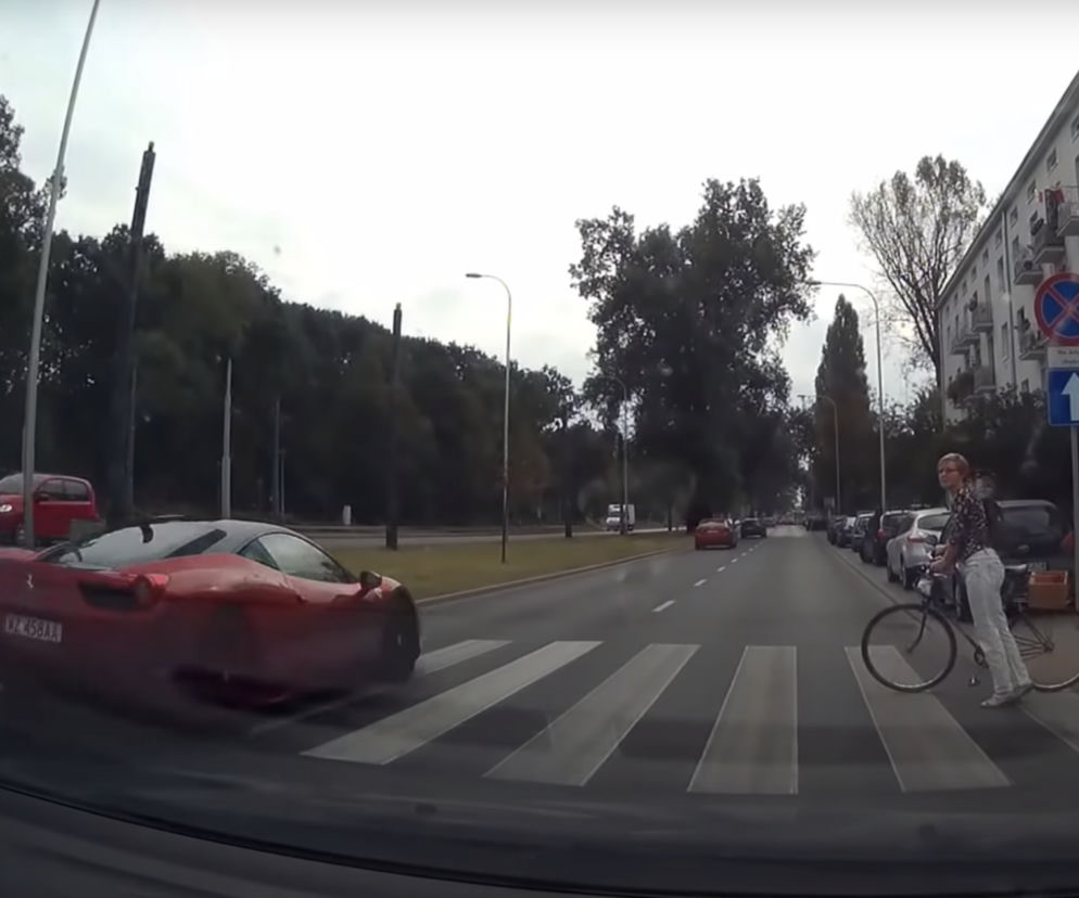 Kierowca Ferrari ominął samochód na przejściu dla pieszych