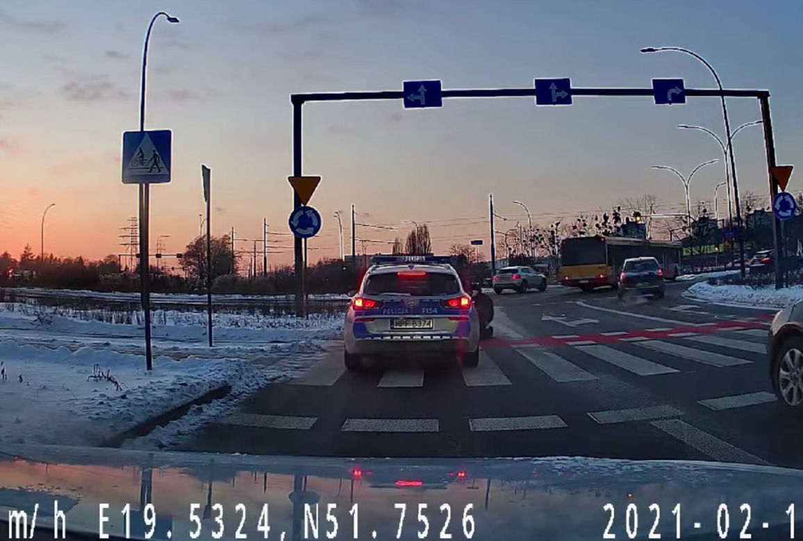 Policyjnym radiowozem POTRĄCIŁ PIESZEGO na pasach. Nie skończy się tylko na pouczeniu?