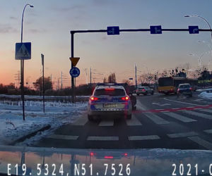 Policyjnym radiowozem POTRĄCIŁ PIESZEGO na pasach. Nie skończy się tylko na pouczeniu?