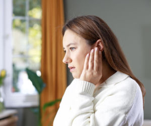 Słyszysz pisk w ciszy? To nie tylko wiek. Jeden nawyk niszczy uszy szybciej, niż myślisz