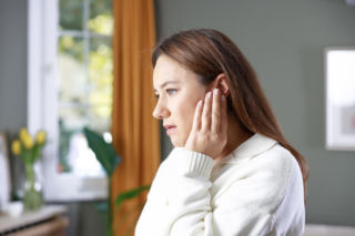 Słyszysz pisk w uszach? To nie tylko wiek. Jeden nawyk niszczy twój słuch szybciej, niż myślisz