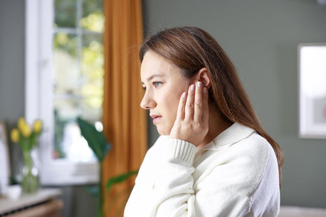 Słyszysz pisk w uszach? To nie tylko wiek. Jeden nawyk niszczy twój słuch szybciej, niż myślisz