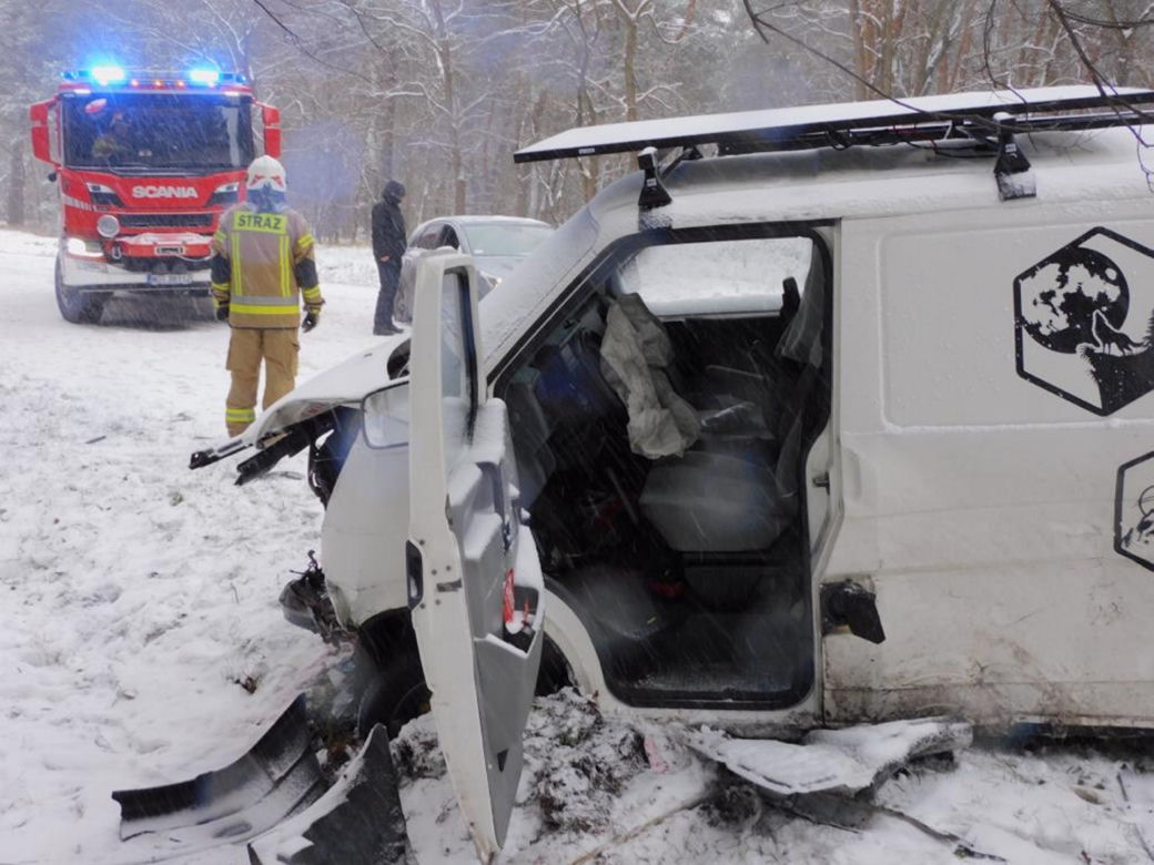 Roztrzaskana toyota, a w środku zakleszczeni pasażerowie! Zderzenie trzech samochodów w Józefowie