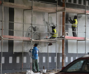 Mural o Janie Himilsbachu i Zdzisławie Maklakiewiczu.