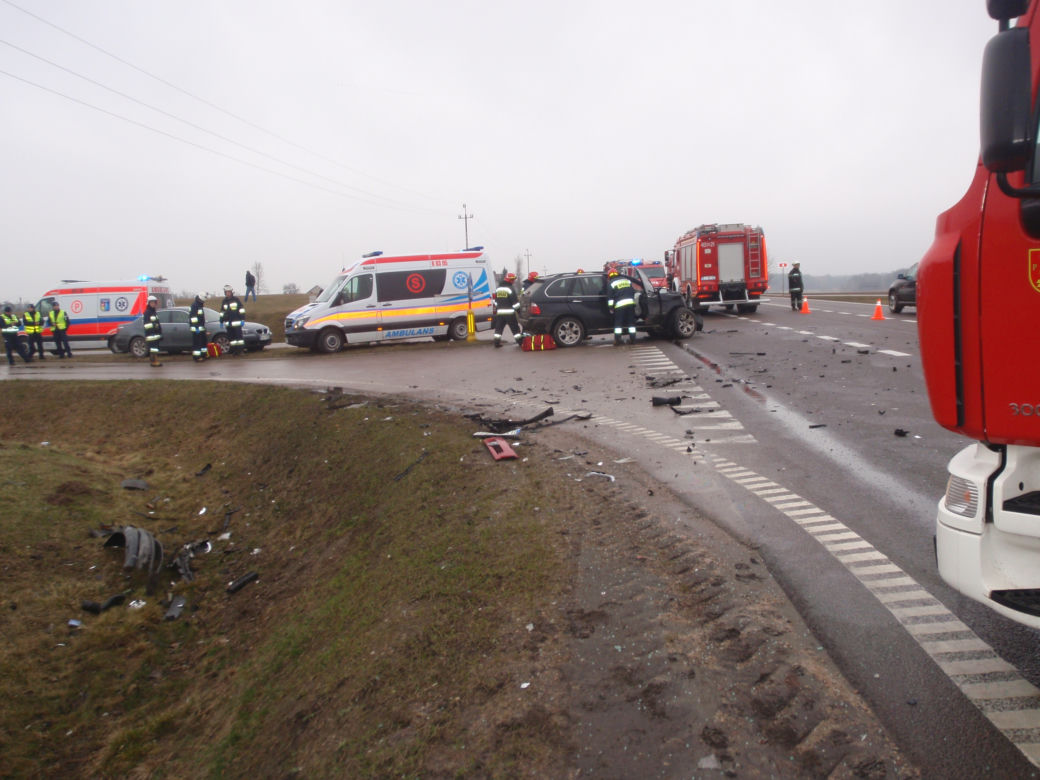 Kamień. BMW zderzyło się z peugetoem. 6 osób rannych