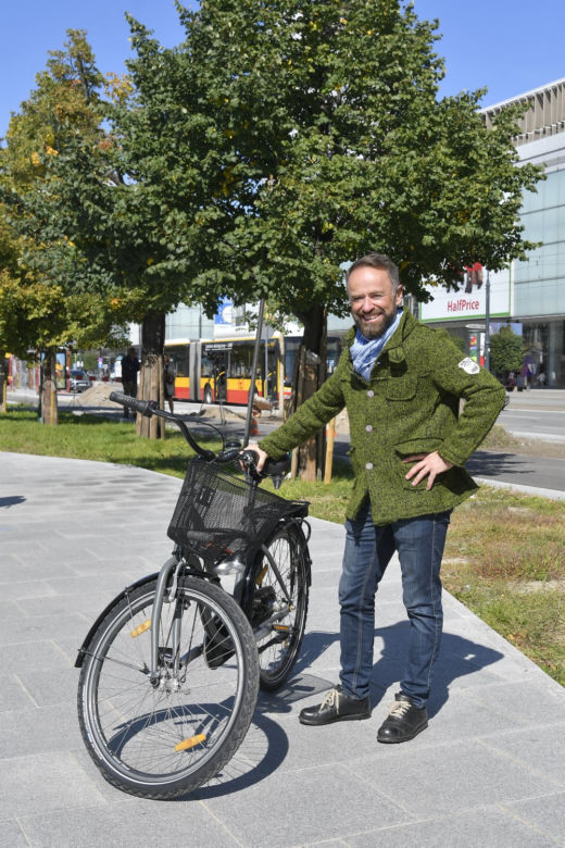 Trzaskowski z łopata w centrum miasta