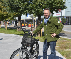 Trzaskowski z łopata w centrum miasta