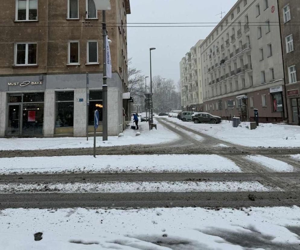 Zimowy armagedon na Pomorzu! Drogi jak szklanka, autobusy w Gdańsku łapią opóźnienia. Wszyscy staliśmy w korku [GALERIA]