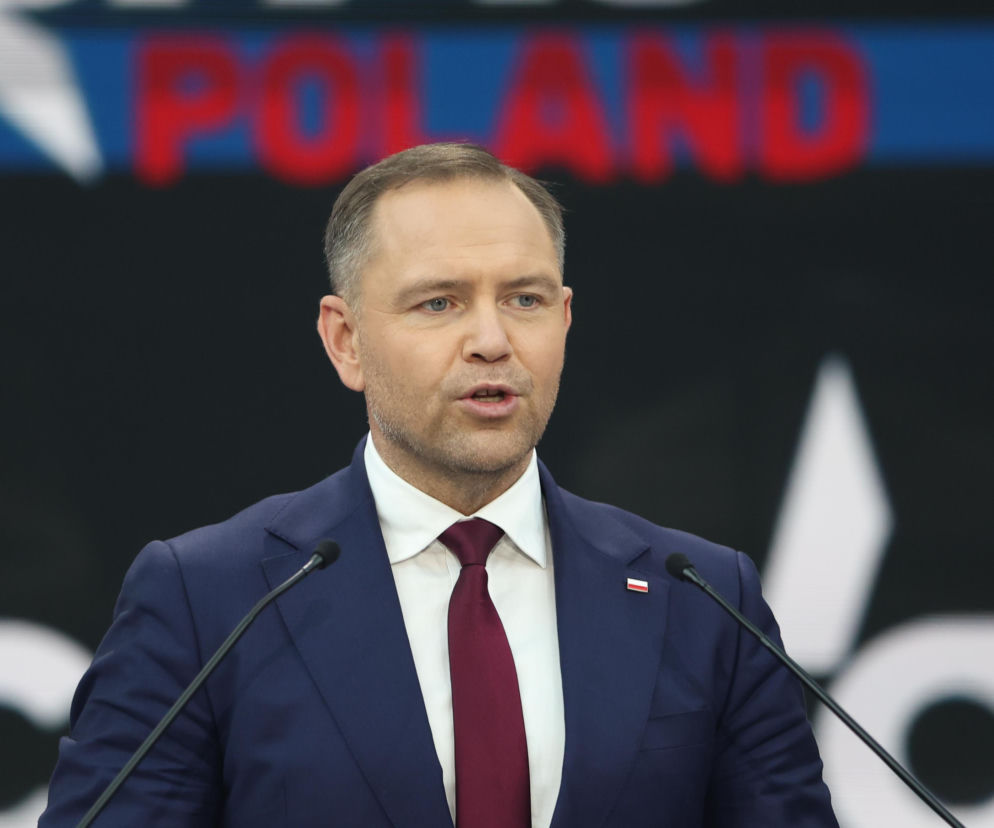 Karol Nawrocki przemawia przy mikrofonach. O umorzeniu śledztwa w jego sprawie przeczytasz na SE Polityka.