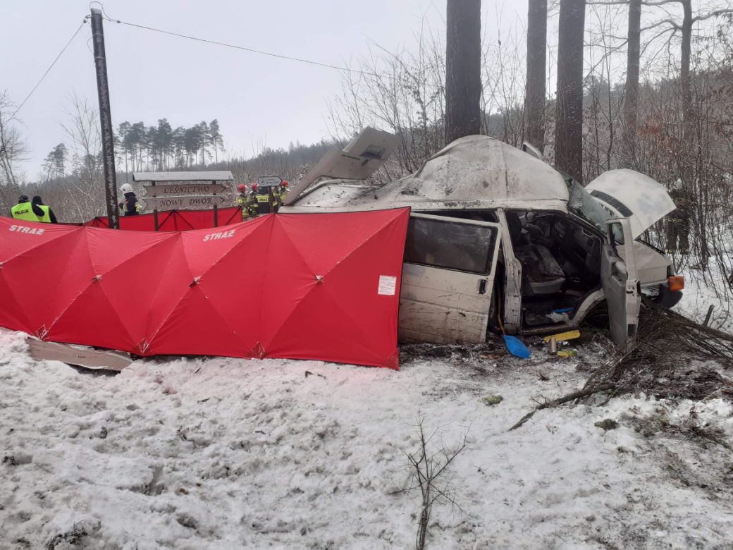 Wypadek busa w Lidzbarku. Jedna osoba nie żyje
