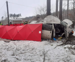 Wypadek busa w Lidzbarku. Jedna osoba nie żyje