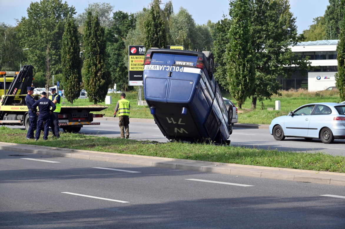 Na Prawobrzeżu dachował radiowóz