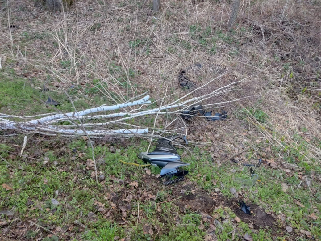 Wyszków. Przerażający widok! Motocykl rozerwany na części i złamane drzewo. Śmigłowiec zabrał kierowcę (ZDJĘCIA]