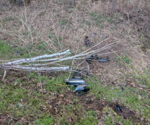 Wyszków. Przerażający widok! Motocykl rozerwany na części i złamane drzewo. Śmigłowiec zabrał kierowcę (ZDJĘCIA]