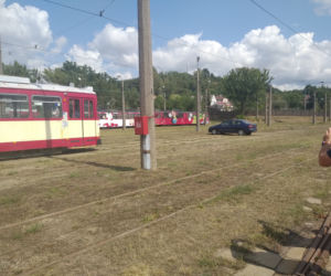 Tramwaj uderzył w samochód - piknik w MZK. 