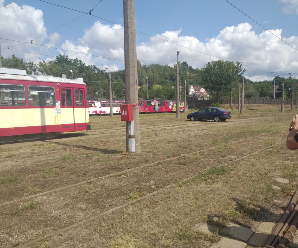 Tramwaj uderzył w samochód - piknik w MZK. 
