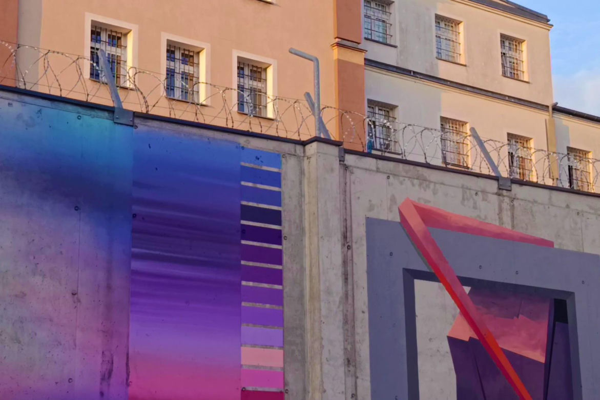 Street-art na murach aresztu