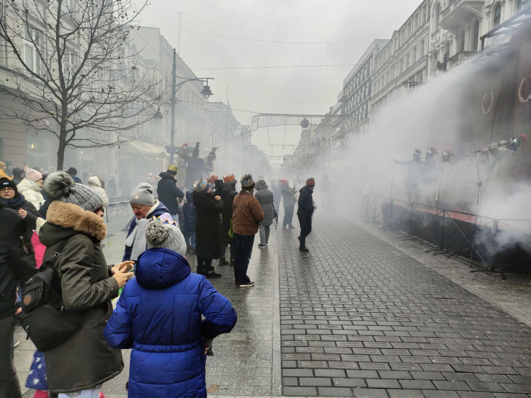 Kolorowy Orszak Trzech Króli w Łodzi. W centrum miasta pojawiło się mnóstwo osób [ZDJĘCIA]