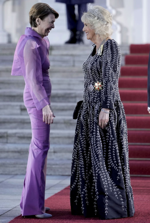 Stylizacje dla kobiet po 50-tce inspirowane królową Camillą 