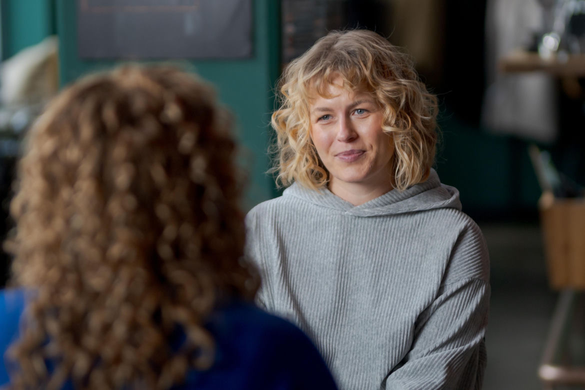 Przyjaciółki, odcinek 295. Patrycja (Joanna Liszowska), mama Darii (Agata Bykowska)