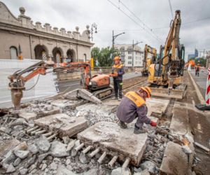 „Niespodzianka” na moście Poniatowskiego. Remont torowiska potrwa dłużej niż planowano?