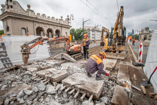 „Niespodzianka” na moście Poniatowskiego. Remont torowiska potrwa dłużej niż planowano?