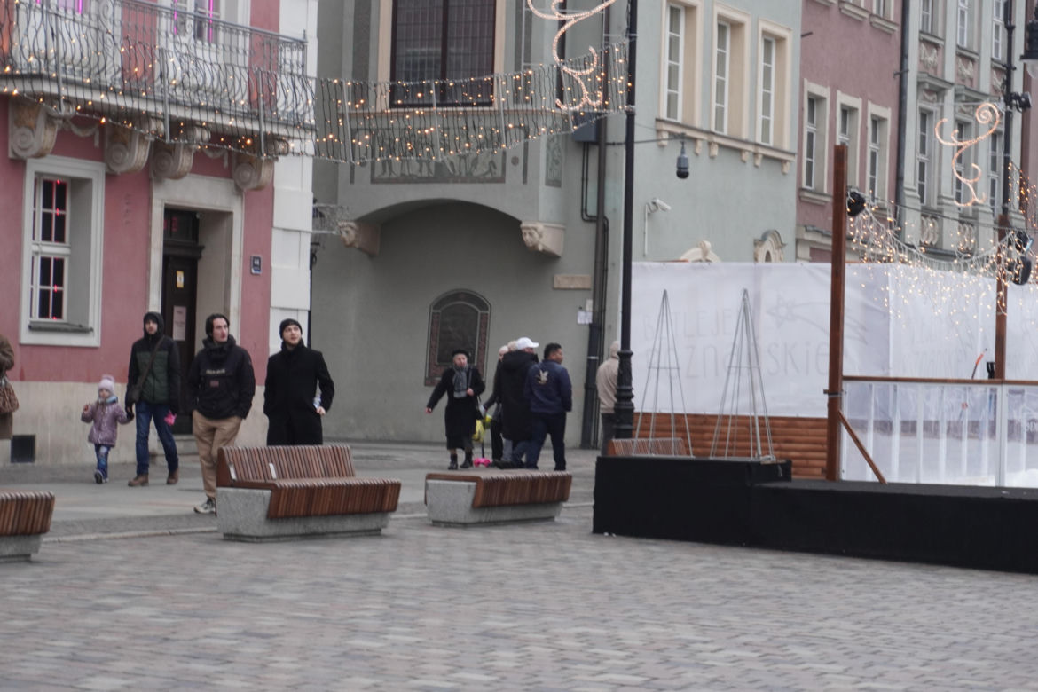 Tłumy ludzi na świątecznym spacerze na Starym Rynku w Poznaniu