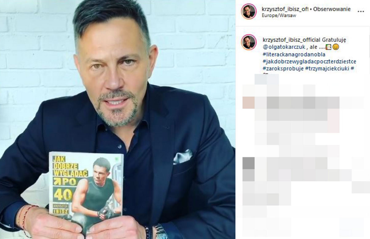 Krzysztof Ibisz pokazuje swoją książkę, ktora napisał jak kończył 40 lat