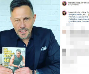 Krzysztof Ibisz pokazuje swoją książkę, ktora napisał jak kończył 40 lat