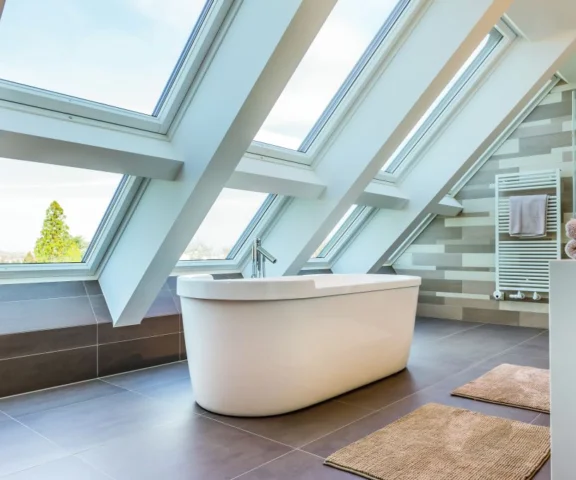 Jak zamontować kilka okien dachowych obok siebie? Poradnik