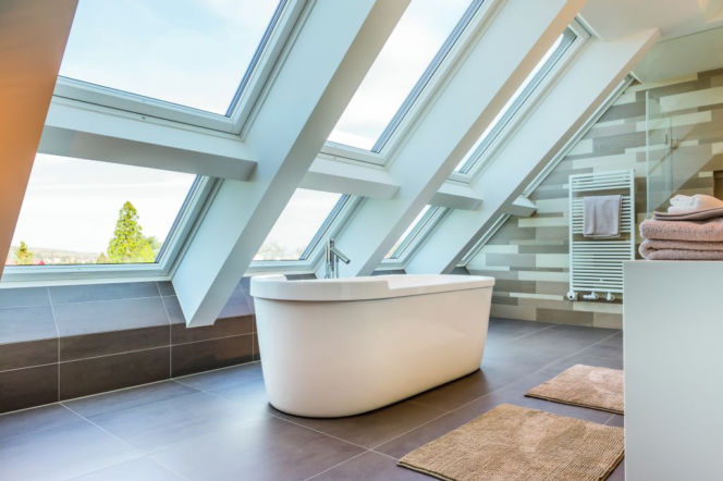 Jak zamontować kilka okien dachowych obok siebie? Poradnik