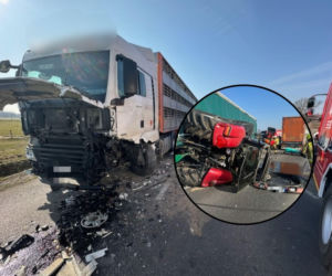 Wyprzedzał ciągnik, zderzył się z ciężarówką. Trzy osoby trafiły do szpitala