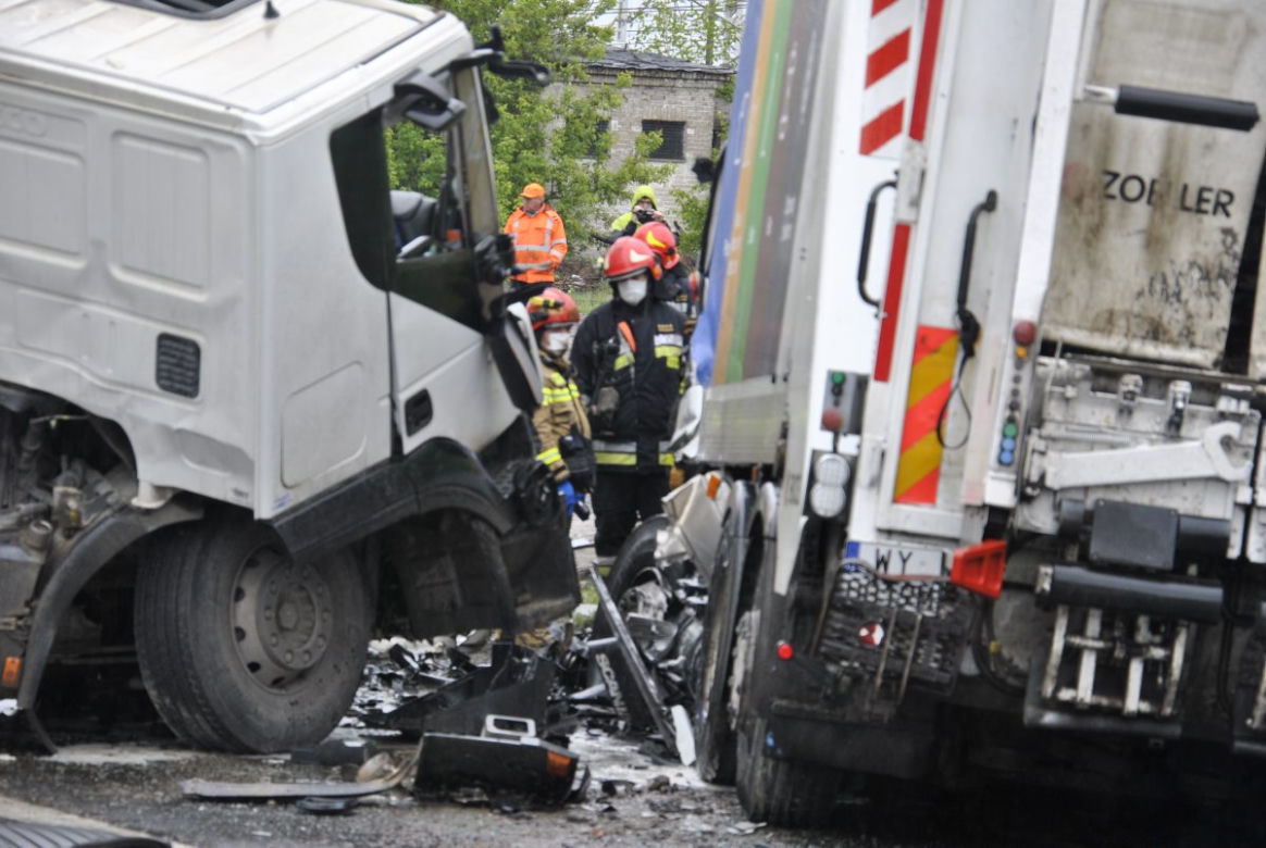 Zderzenie ciężarówki ze śmieciarką