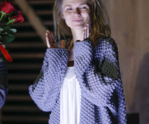 Emilia Komarnicka-Klynstra w spektaklu Łowca w teatrze Ateneum