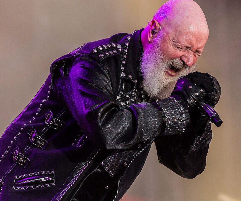 Rob Halford z Judas Priest śpiewa do mikrofonu podczas koncertu. O jego ulubionych albumach przeczytasz na EskaRock.