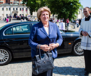 Była pierwszą kobietą na stanowisku premiera III RP. Już po roku złożyła dymisję