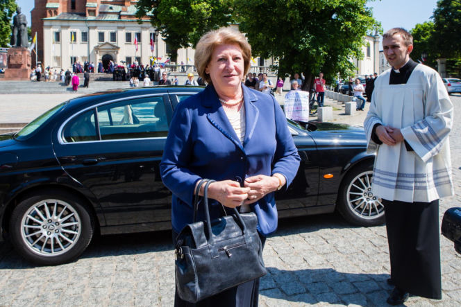 Była pierwszą kobietą na stanowisku premiera III RP. Już po roku złożyła dymisję