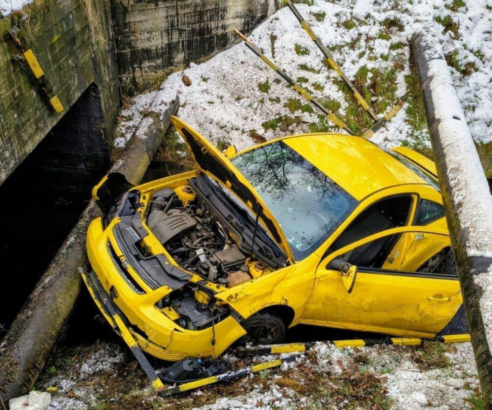 Auto w basenie przeciwpożarowym. Jak do tego doszło?