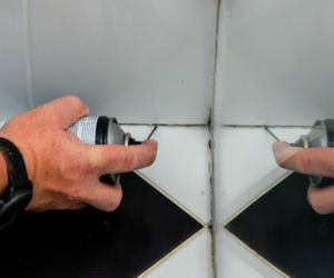 Jak poprawnie usunąć starą fugę i silikon oraz nałożyć nowy? Murator Remontuje