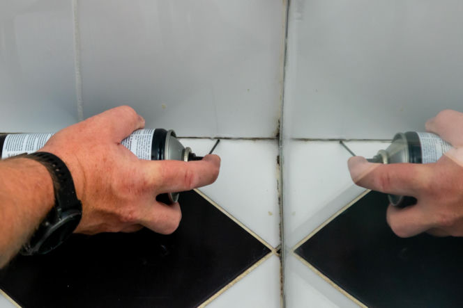 Jak poprawnie usunąć starą fugę i silikon oraz nałożyć nowy? Murator Remontuje