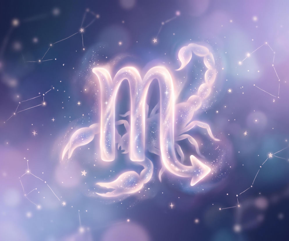 Świecący symbol zodiakalnego Skorpiona na tle gwieździstego nieba. O horoskopie na sierpień przeczytasz w Eska.